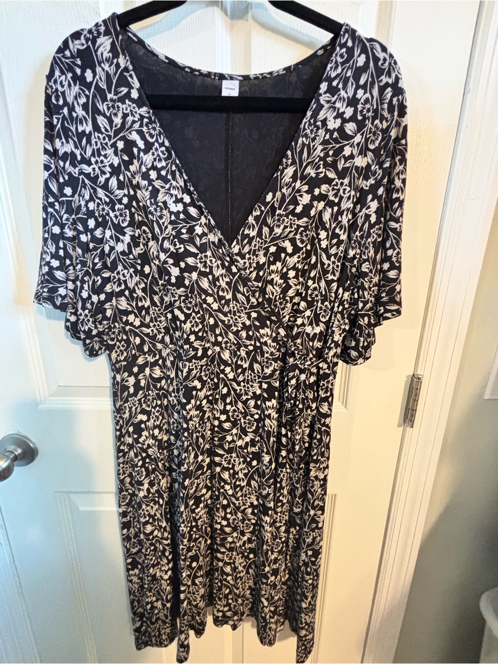 😍Old Navy Black and White Floral Wrap Dress - Women Size XL